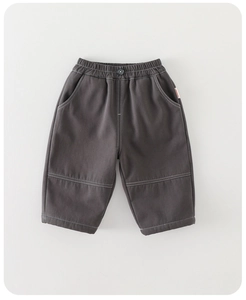 Vue détaillée du pantalon en coton gris foncé pour garçon avec coutures contrastées