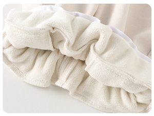 Gros plan sur la doublure en polaire épaisse et le tricot doux pour ensemble bébé hiver
