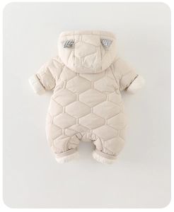 Détail d'une combinaison hiver bébé avec matelassage hexagonal et oreilles mignonnes