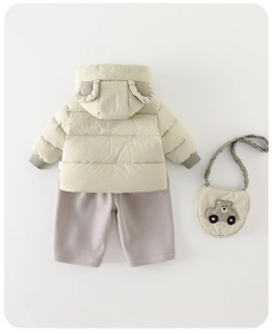 Détails de la doudoune beige à oreilles, pantalon assorti et petit sac avec voiture