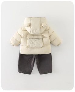 Détails du dos de la veste d'hiver beige pour petit garçon avec oreilles et pantalon gris