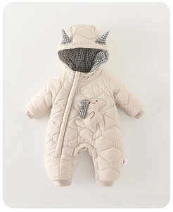 Détails de la barboteuse hiver pour bébé avec matelassage hexagonal et broderie dinosaure