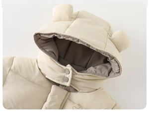 Détail d'un manteau d'hiver pour bébé avec oreilles mignonnes et tissu crème doux