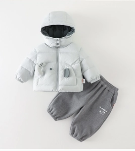 Dettaglio del completo invernale bimbo con giacca con cappuccio e pantaloni grafici