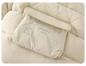 Détail de la veste d'hiver rembourrée beige pour garçons avec imprimé de dessin animé