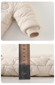 Détail de l'épaisseur de 3,5 cm et des poignets coupe-vent de cette grenouillère bébé