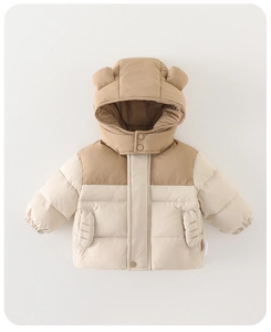 Détail du manteau d'hiver à capuche pour bébé avec oreilles d'ours 3D et boutons