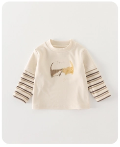 Vue détaillée du t-shirt en coton à manches longues avec imprimé chat et rayures