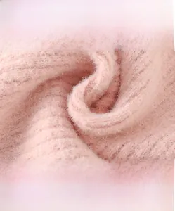 Nahaufnahme von weichem rosa Strickstoff mit hoher Dichte und atmungsaktiven Fasern
