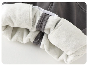Détail de la doublure en polaire blanche et du tissu gris matelassé pour veste enfant