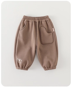 Détail d'un pantalon épais en coton marron pour bébé avec taille élastique et broderie