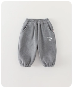 Dettaglio dei pantaloni grigi per neonato con ricamo luckyboy e cotone morbido