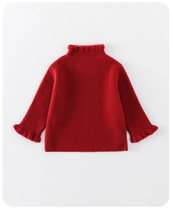 Nahaufnahme von rotem Strickpullover für Mädchen mit Rüschenkragen und Wellensaum