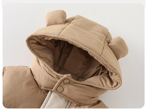 Détail de la veste d'hiver à capuche avec oreilles d'ours et boutons-pression pour garçon