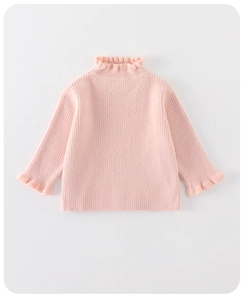 Nahaufnahme des rosa Strickpullovers mit vertikalen Rippen und Rüschen am Stehkragen