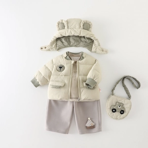 Ensemble d'hiver bébé avec veste à capuche ours, pantalon gris et petit sac ours