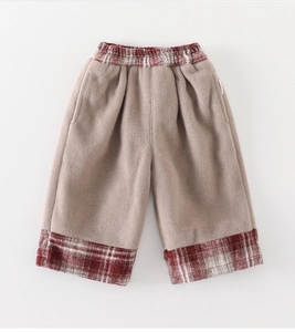 Détail du pantalon d'hiver pour bébé en polaire épaisse avec finitions à carreaux rouges
