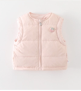 Détail du gilet matelassé rose pour bébé avec broderie fraise et protège-glissière