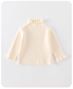 Detailansicht eines cremefarbenen Strickpullovers mit Rüschenkragen und Rippenstruktur
