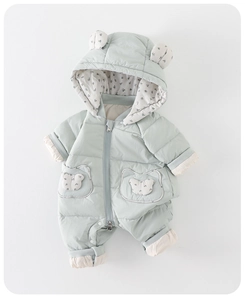 Details vom Baby-Schneeanzug in Minzgrün mit Bärenohren und Blumenfutter