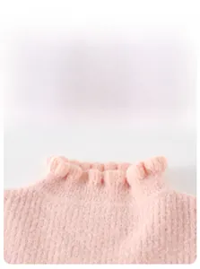Detailansicht eines rosa Strickpullovers mit Rüschenkragen und weicher Mohair-Textur