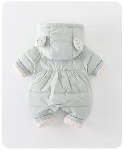 Detailansicht der Rückseite eines hellgrünen gesteppten Baby-Daunenoveralls mit Kapuze