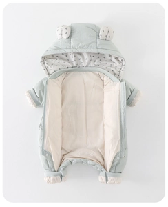 Detailansicht des Baby-Steppanzugs mit Tierohren-Kapuze und Blumenfutter