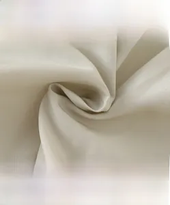 Dettaglio della trama del tessuto beige morbido ad alta densità con trama liscia e traspirante