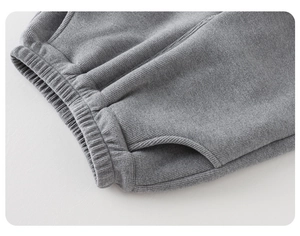 Dettaglio pantaloni in velluto grigio con elastico in vita e tasche per bambini