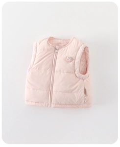 Détail du gilet matelassé rose pour bébé fille avec broderie fraise et doublure