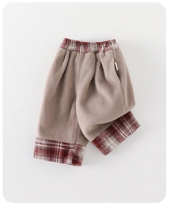 Vue détaillée du pantalon en polaire épaisse pour fille avec taille élastique à carreaux