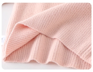 Detailansicht aus nächster Nähe von rosa Rippstrickgewebe mit weicher Garnstruktur
