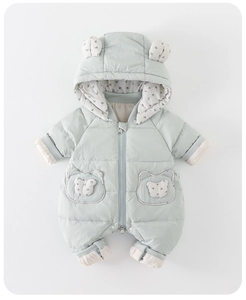 Detailansicht eines Baby-Stramplers mit Bärenohren-Kapuze und gesteppten Taschen