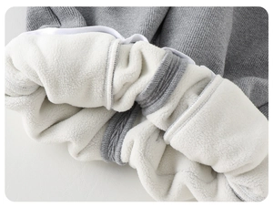 Dettaglio del tessuto a maglia grigio con spessa fodera in pile bianco per giacche invernali