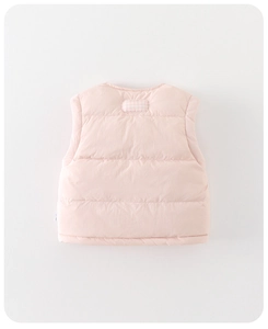 Gros plan sur le gilet matelassé rose pour bébé avec coutures et détail de col à carreaux