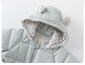 Detail der Baby-Daunenjacke mit Kapuze, Blumenfutter und süßen 3D-Cartoon-Ohren