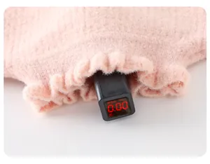 Makroaufnahme von fluoreszenzfreiem rosa Strickstoff mit Rüschendetails