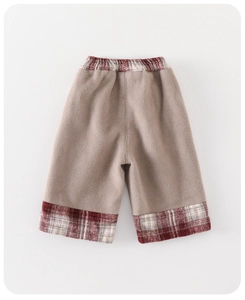 Vue détaillée du pantalon d'hiver pour bambin en peluche marron avec finitions à carreaux
