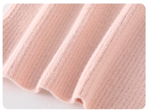 Detailaufnahme von rosa Strickstoff mit weicher vertikaler Rippenstruktur für Mädchenpullover