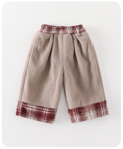 Détail du pantalon en polaire kaki avec carreaux rouges et doublure hiver épaisse