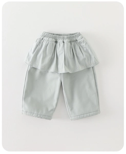 Dettaglio dei pantaloni imbottiti per neonata con elegante vita a volant in grigio chiaro