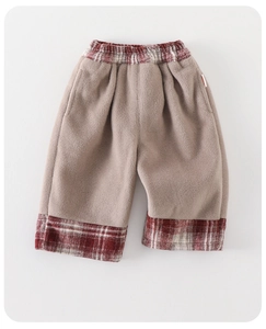 Vue détaillée du pantalon en polaire kaki avec taille et poches à carreaux rouges et blancs