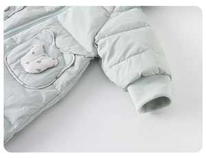 Details des hellgrünen Baby-Schneeanzugs mit niedlicher Bären-Blumentasche und Strickbündchen