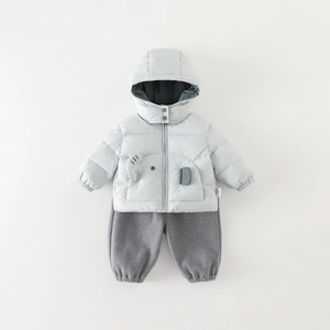 Completo invernale per bambino con giacca imbottita grigio chiaro e pantaloni spessi