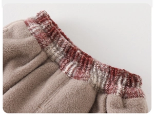 Détail du pantalon en polaire pour bébé avec taille élastique et ruban à carreaux