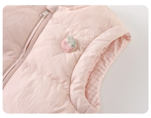 Détail de la broderie fraise rose et de la fermeture éclair sur gilet bébé hiver