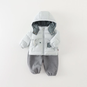 Completo invernale due pezzi per bambino con giacca imbottita celeste e pantaloni grigi