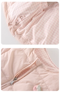 Détail du gilet matelassé rose pour filles avec broderie fraise et fermeture éclair