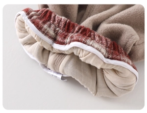 Gros plan sur tissu à carreaux rouges avec doublure polaire beige et ourlet élastique
