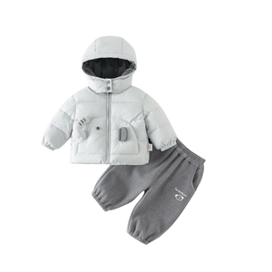 Completo invernale due pezzi per bambino con giacca imbottita con cappuccio e pantaloni jogger